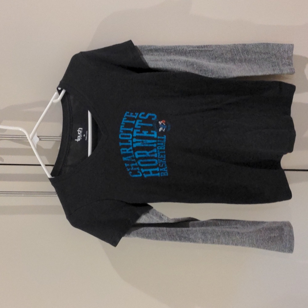 Charlotte Hornets long-sleeve shirt | Size: M